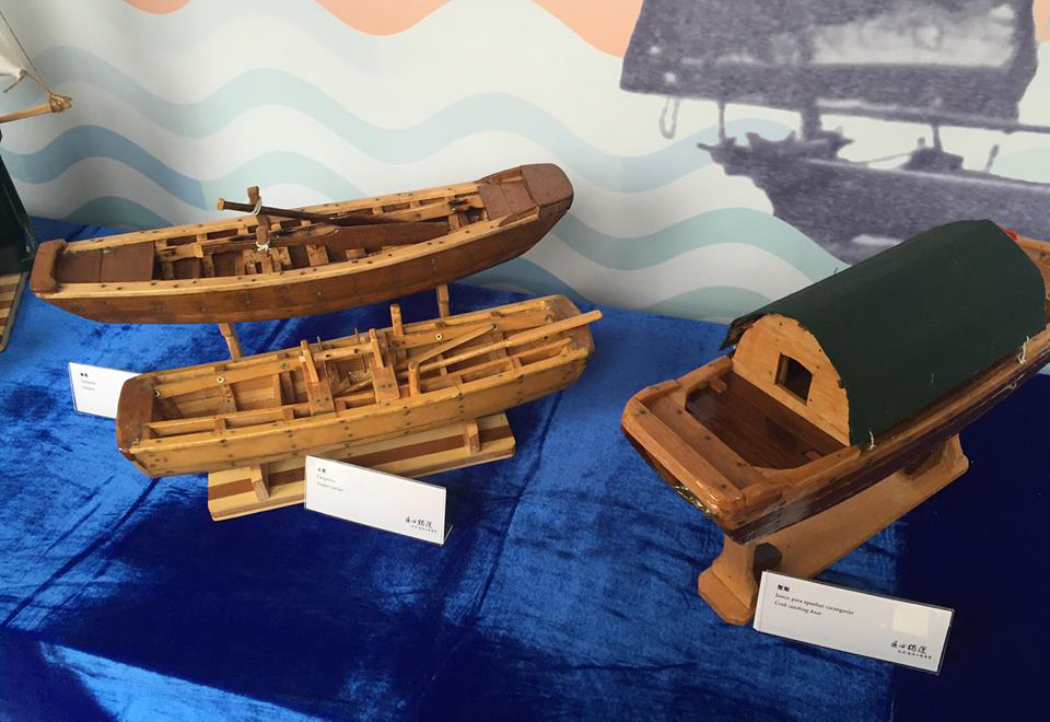 溫泉根據真實漁船比例手工製作的船模