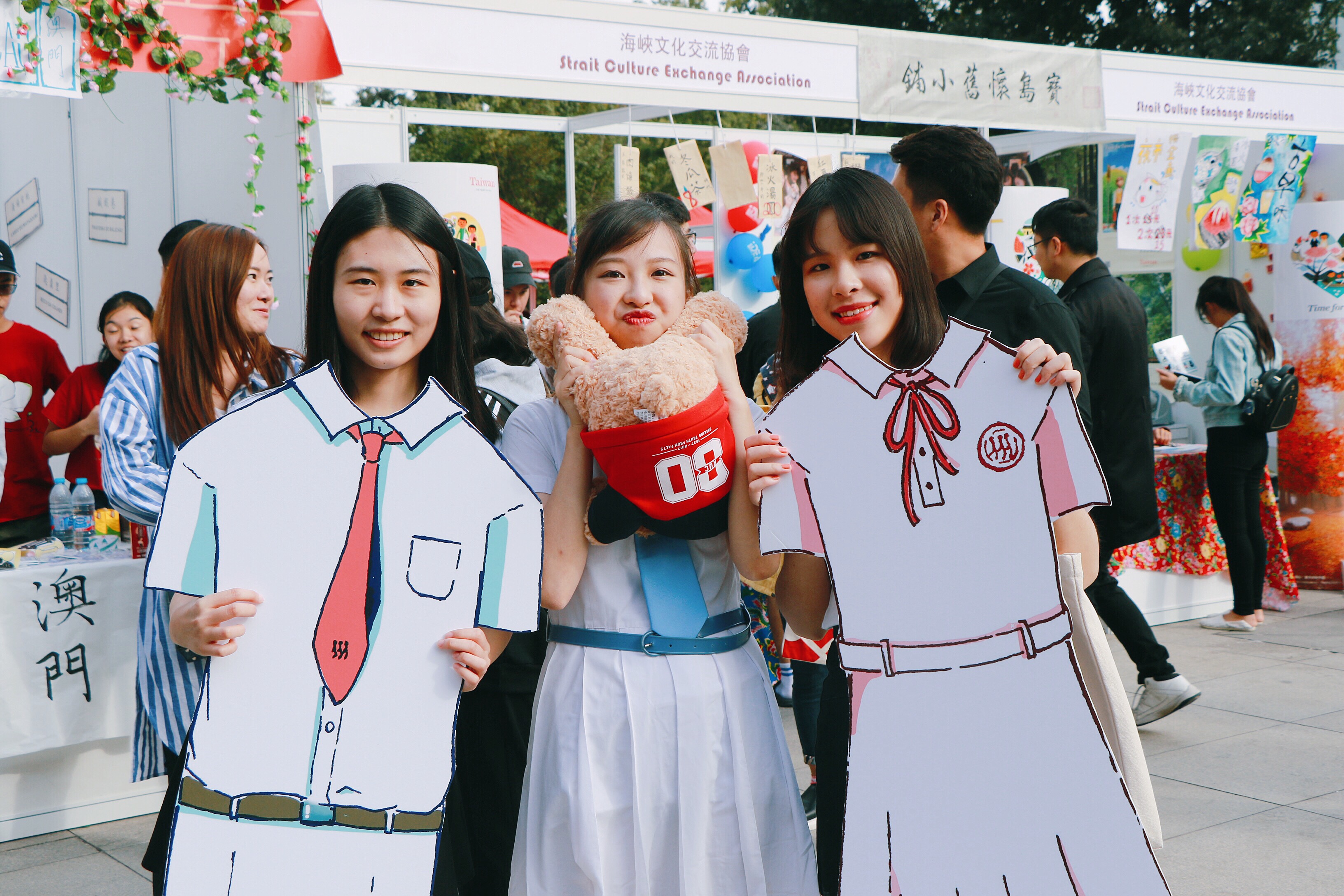 004_在人大國際文化節的“澳門”攤位上，趙芷晴和她製作的、供內地同學合影的澳門中學校服紙板