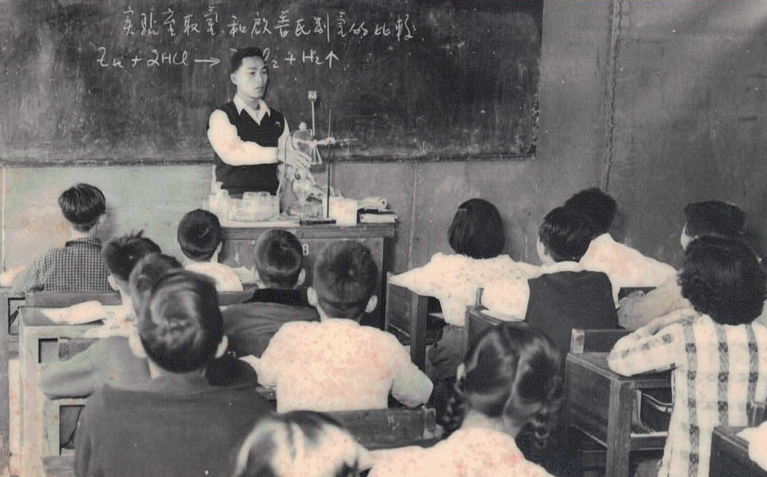 A03-1956年任教上化學科_首次帶教具上課