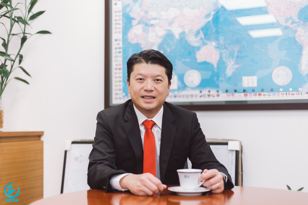 【澳門回歸20周年專訪】凝創新思維，助灣區建設——何敬麟與時俱進 – 澳門正能量協進會